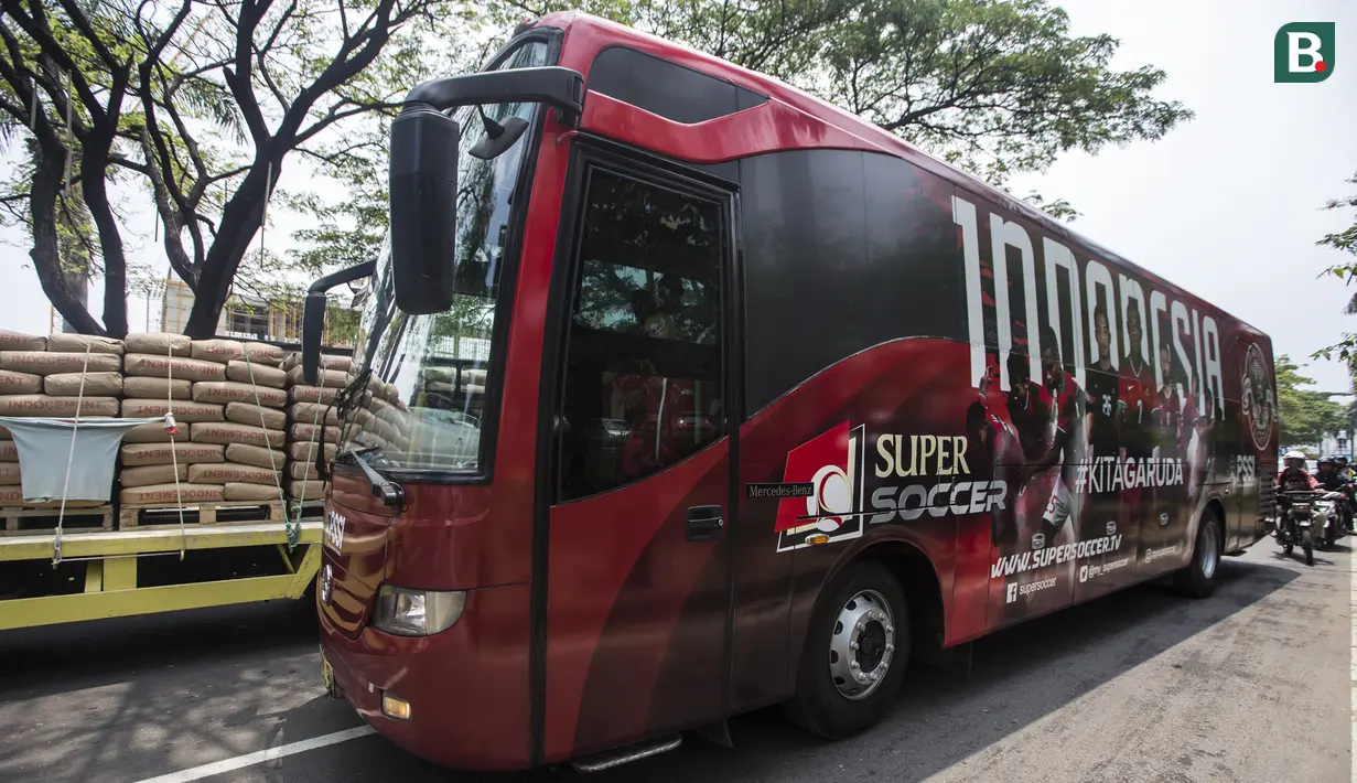 Bus yang membawa Timnas Indonesia berangkat dari Hotel Grand Zuri, Jawa Barat, Selasa (6/11). Timnas Indonesia akan berangkat ke Singapura untuk berlaga pada Piala AFF 2018. (Bola.com/Vitalis Yogi Trisna)