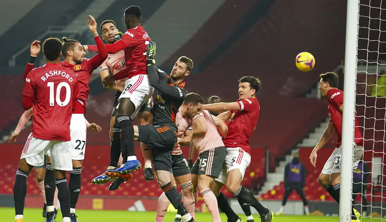 Pemain Sheffield United Kean Bryan (ketiga kiri) mencetak gol ke gawang Manchester United pada pertandingan Liga Inggris di Old Trafford, Manchester, Inggris, Rabu (27/1/2021). Sheffield United menang 2-1. (AP Photo/Dave Thompson,Pool)