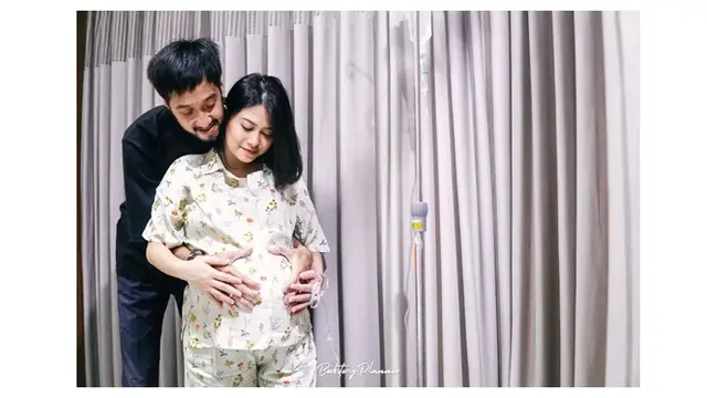 Dikaruniai Anak Kedua, Ini 6 Potret Thomas Nawilis Dampingi Persalinan Istri