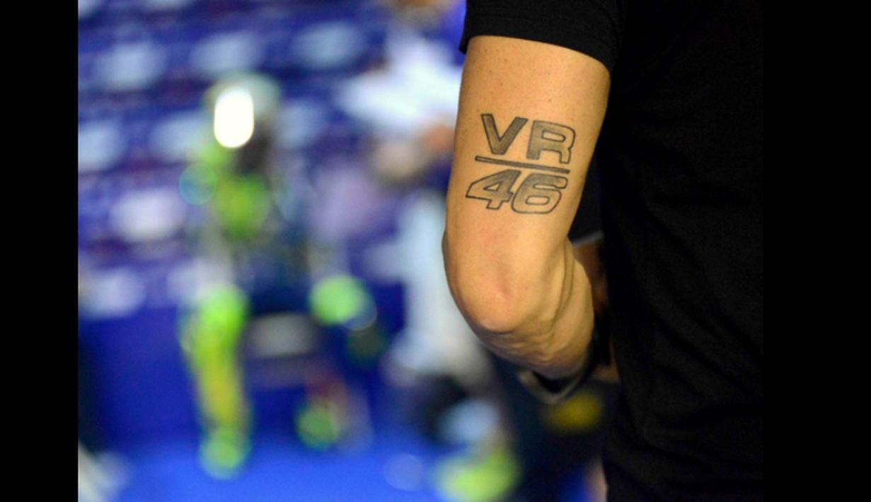 Tato Valentino Rossi (VR46) di tangan salah satu kru tim Movistar Yamaha dalam tes pramusim MotoGP hari pertama di Sirkuit Losail, Qatar, Rabu (2/3/2016) waktu setempat. (Bola.com/Twitter)