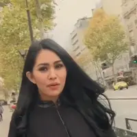 Teror di Paris membuat Kartika Putri terjebak di kota tersebut. Semua akses ditutup sehingga dia cuma bisa berharap semua baik-baik saja. (Via Instagram/@kartikaputriworld)