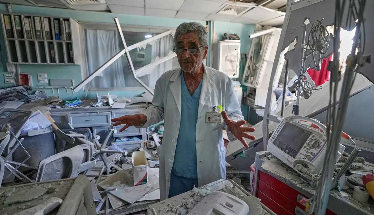 Seorang dokter menunjuk ke laboratorium Rumah Sakit Jabal Amel yang rusak, menyusul serangan udara Israel pada Senin (1/6) yang menghantam gedung di dekatnya, di kota pelabuhan selatan Tyre, Lebanon, Selasa 2 Juni 2026. (AP Photo/Mohammed Zaatari)