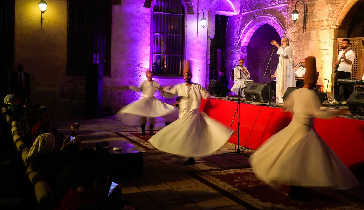 Tarian Sufi bukanlah kesenian yang asing lagi. Tarian asal Turki ini bahkan berhasil dikenal dunia sebagai salah satu kesenian yang memiliki makna mendalam dari setiap gerakannya. (AP Photo/Amr Nabil)