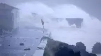 Badai Lorenzo menyerang pantai di Faial, Azores. Badai itu diperkirakan melanda barat Irlandia pada Kamis (3/10/2019) waktu setempat. (Joao Henriques / AP)