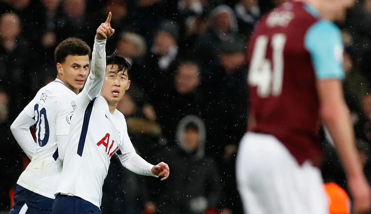 Pemain Tottenham Hotspur, Son Heung-min merayakan golnya ke gawang West Ham United dalam lanjutan pertandingan Premier League di Stadion Wembley, Jumat (5/1). Sempat tertinggal, Tottenham menyamakan skor 1-1 lewat Heung-Min. (AP/Kirsty Wigglesworth)