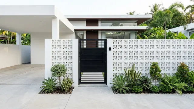Pagar Roster Beton Ekspos untuk Rumah Minimalis. (AI Generated)