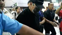 Romi saat tiba di Bandara Soetta.