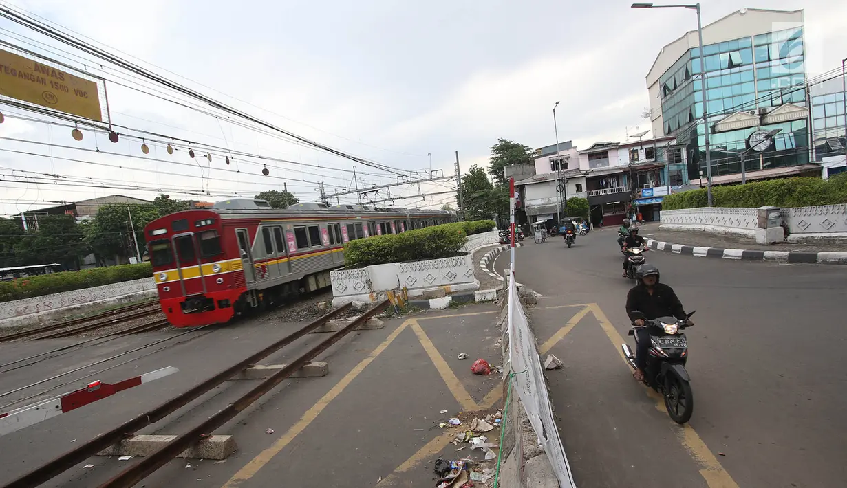 Rangkaian gerbong kereta melintas di perlintasan Jalan Angkasa Raya Kemayoran, Jakarta, yang ditutup, Kamis (26/10). Uji coba penutupan perlintasan kereta api itu sejak 13 Oktober  dan dijadwalkan hingga 27 Oktober 2017. (Liputan6.com/Immanuel Antonius)