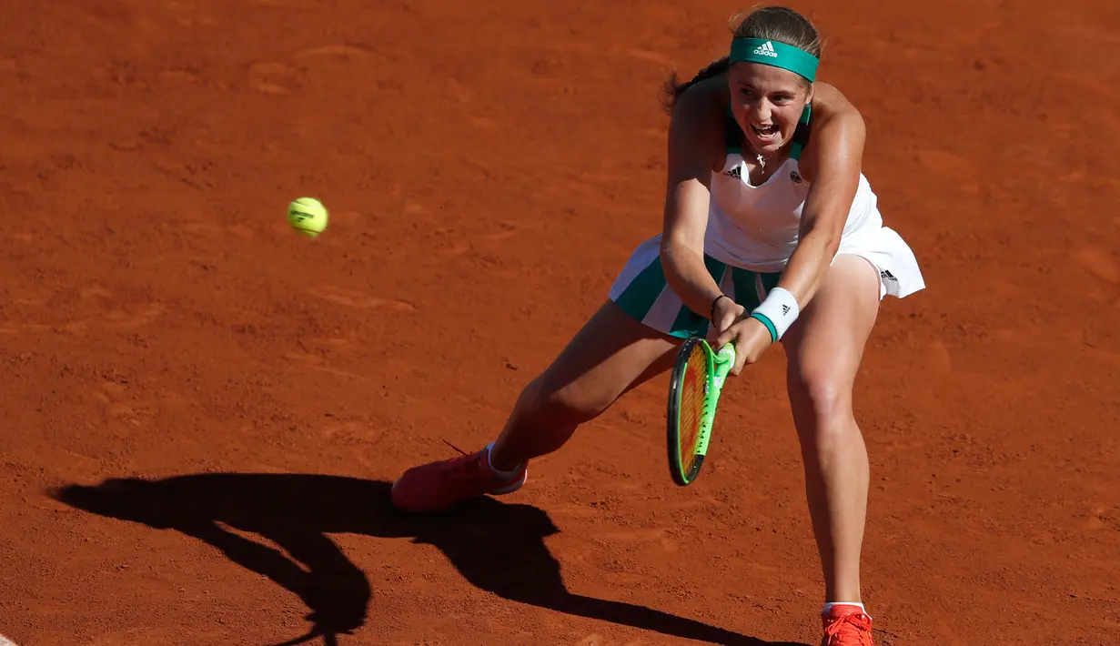 Aksi Jelena Ostapenko saat mengembalikan bola Timea Bacsinszky dari Swiss pada semifinal Prancis Terbuka di stadion Roland Garros, Paris (8/6). Ostapenko akan bertemu petenis Rumania Simona Halep di babak final. (AP Photo/Petr David Josek)