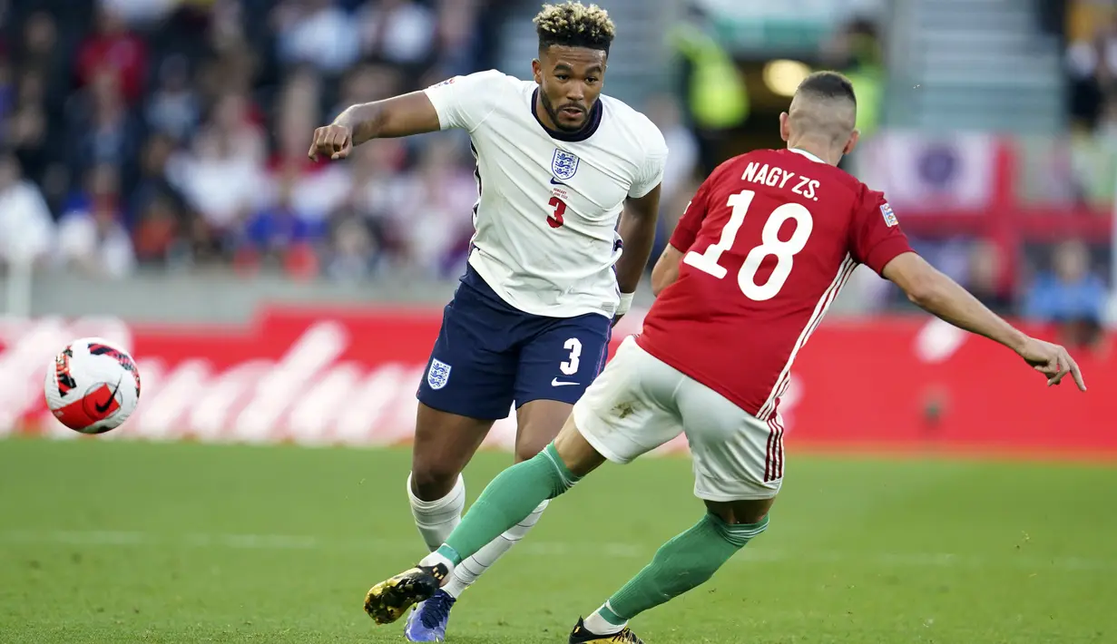 Pemain Inggris Reece James (kiri) berebut bola dengan pemain Hungaria Zsolt Nagy pada pertandingan sepak bola UEFA Nations League di Stadion Molineux, Wolverhampton, Inggris, 14 Juni 2022. Hungaria membantai Inggris 4-0. (AP Photo/Jon Super)
