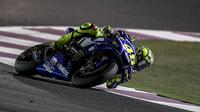 Pembalap Movistar Yamaha, Valentino Rossi saat beraksi pada kualifikasi MotoGP Qatar 2018 di Sirkuit Losail. (Twitter/Movistar Yamaha)