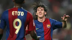 Striker Barcelona, Lionel Messi, melakukan selebrasi bersama Samuel Eto'o, usai membobol gawang Osasuna pada laga La Liga di Stadion Camp Nou, (9/9/2006). (AFP/Lluis Gene)