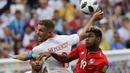 Gelandang Inggris, Jordan Henderson, duel udara dengan gelandang Panama, Alberto Quintero, pada laga grup G Piala Dunia di Stadion Nizhny Novgorod, Nizhny Novgorod, Minggu (24/6/2018). Inggris menang 6-1 atas Panama. (AP/Victor Caivano)
