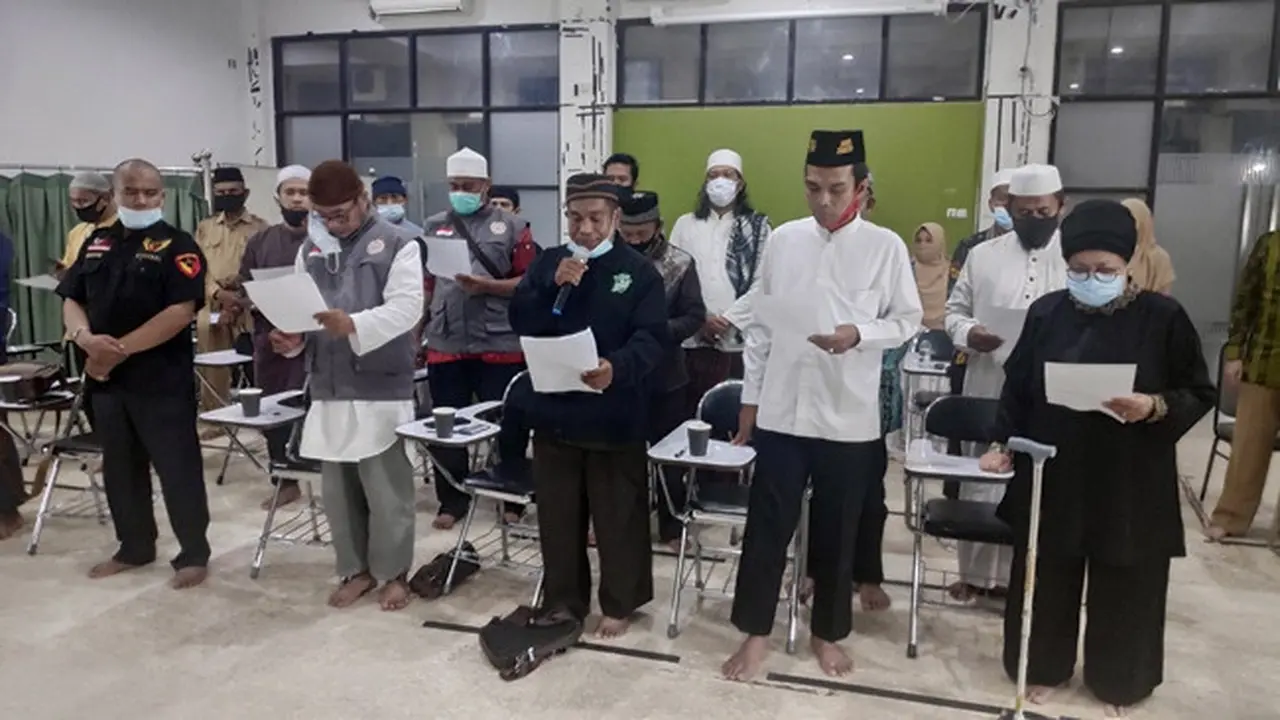 Ustaz Abdul Somad dan Azlaini Agus (kiri) menyampaikan pernyataan sikap penolakan Rizieq Shihab di Pekanbaru.