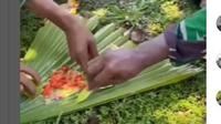 Viral Anggota TNI di Perbatasan Usir Kejenuhan dengan Makan Rujak Bareng Racikan Mereka Sendiri.&nbsp; foto: Instagram @infokomando.official