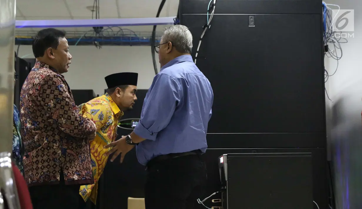 Ketua KPU RI, Arief Budiman (kanan) bersama Komisioner Bawaslu RI, Abhan Misbah dan M Afifuddin meninjau ruang server data KPU di Gedung KPU, Jakarta, Jumat (26/4). Bawaslu meninjau ruang server terkait transparansi proses kinerja KPU pada Pemilu 2019. (Liputan6.com/Helmi Fithriansyah)