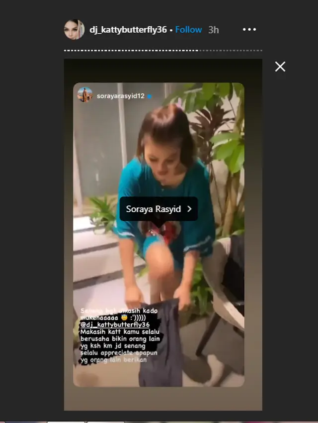Dj Katty Butterfly antusias dapat kado mukenah