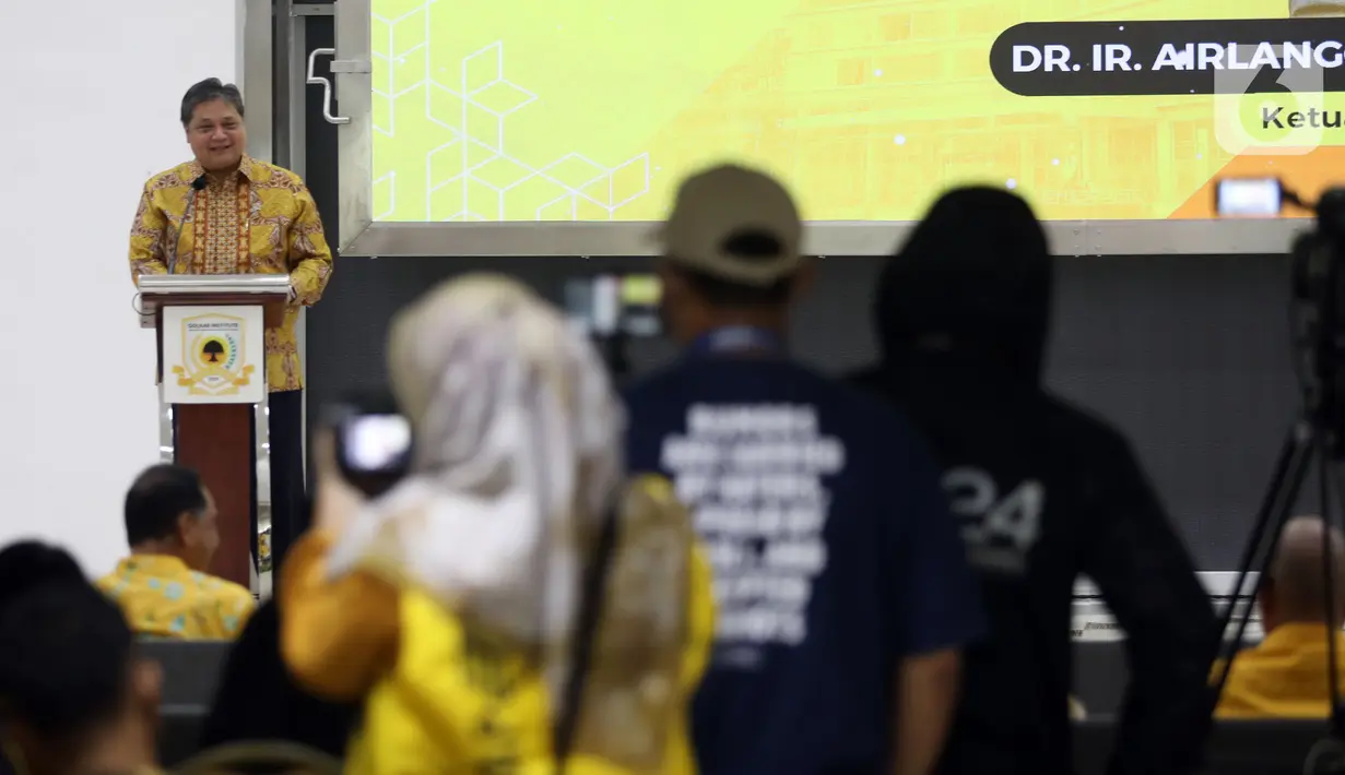 Ketua Umum Partai Golkar Airlangga Hartarto menyampaikan pidato pada acara Kuliah Umum Partai Golkar di Golkar Institute, Jakarta, Senin (13/3/2023). Kuliah umum yang dihadiri para politisi muda partai Golkar tersebut bertemakan kepemimpinan transformatif yang berbasis karya. (Liputan6.com/Johan Tallo)