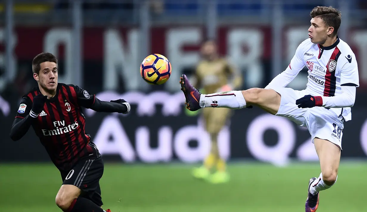 Pemain AC Milan, Mario Paöalic (kiri) mencoba menghadang aksi pemain Cagliari, Nicolo Barella pada lanjutan Serie A di San Siro stadium, Milan (8/1/2017). AC Milan menang 1-0.  (AFP/Filippo Monteforte)