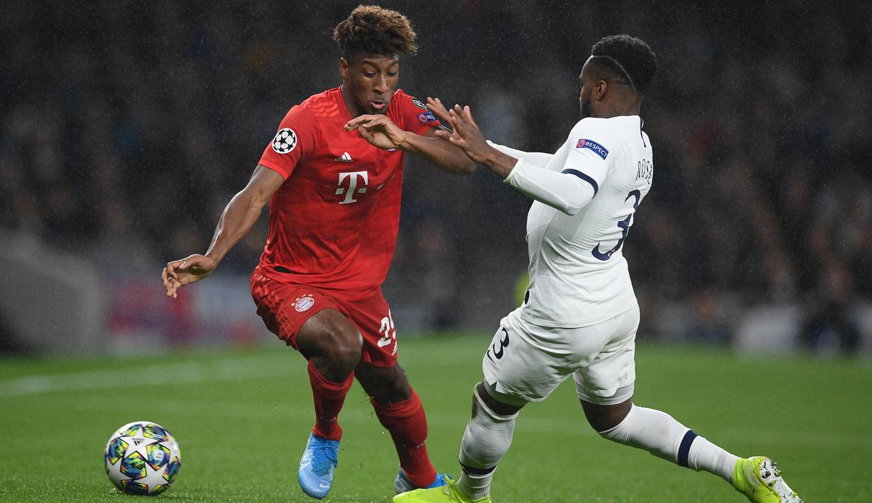 Striker Bayern Munchen, Kingsley Coman, berusaha melewati bek Tottenham, Danny Rose, pada laga Liga Champions di Stadion Tottenham, London, Selasa (1/10). Tottenham kalah 2-7 dari Munchen. (AFP/Daniel Leal-Olivas)