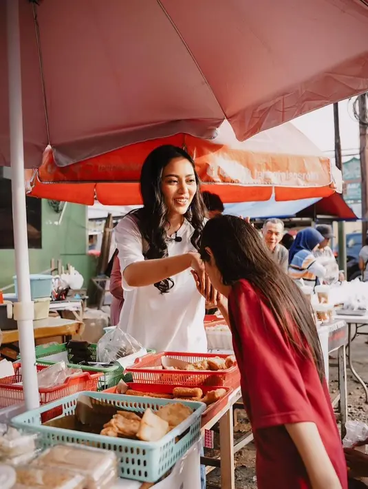 Tak hanya pesona keduanya ketika berbuat kebaikan di bulan Ramadan yang menjadi sorotan, tapi bagaimana keduanya tampil kasual apa adanya. [Foto: Instagram/rachelvennya]