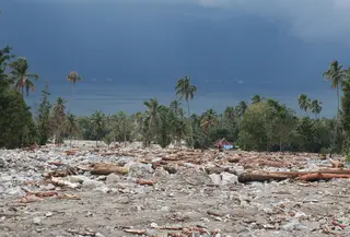 Akhirnya bantuan disalurkan melalui kapal nelayan dan pada hari ke Sembilan pasca-kejadian, jalur alternatif baru bisa dilalui setelah material longsor dibersihkan.

Saat ini ratusan warga yang terdampak banjir bandang kondisi terkini di Sungai Batang, warga masih bertahan di pengungsian.

“Iya masih mengungsi, namun ketika siang hari warga kembali ke rumah, kemudian ketika hujan turun kami balik lagi ke pengungsian karena ketika hujan turun maka banjir lagi,” kata warga Sungai Batang, Eva Susanti (55), Minggu (7/12/2025) sore.