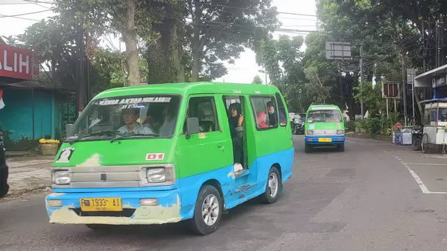 Angkutan kota (Angkot) di Kota Bogor, Jawa Barat, mulai menyesuaikan tarif dengan kenaikan harga BBM bersubsidi.