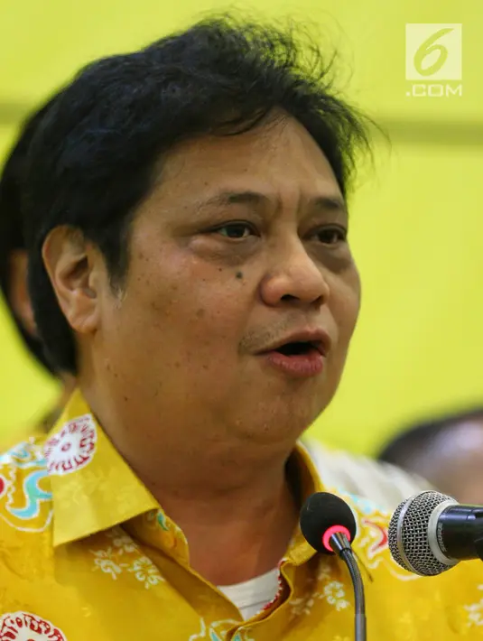 Ketum Partai Golkar Airlangga Hartarto saat membuka diskusi BALITBANG Partai Golkar di Jakarta, Kamis (14/2). Menurut Airlangga, pembangunan infrastruktur oleh Presiden Joko Widodo memperlancar distribusi logistik ke daerah. (Liputan6.com/JohanTallo)
