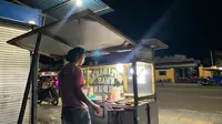 Arko warga Jawa Barat, tukang roti Bandung yang mangkal di Jalan Andalas, Kota Gorontalo (Arfandi Ibrahim/Liputan6.com)