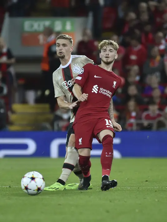 Gelandang Ajax  Amsterdam Kenneth Taylor berebut bola dengan gelandang Liverpool Harvey Elliott pada pertandingan kedua Grup A Liga Champions 2022/2023 di Stadion Anfield, Rabu (14/9/2022) dini hari WIB. Liverpool menang susah payah saat menjamu Ajax berkat gol menit akhir bek Joel Matip. (AP Photo/Rui Vieira)