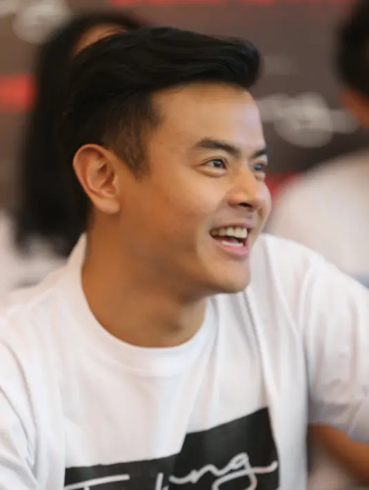 “Lokasinya tidak biasa untuk syuting. Warga sekitar banyak sekali yang melihat, sedangkan syuting butuh konsentrasi dan keheningan. Di situ menjadi tantangan buat saya mengatur mood agar tetap tampil baik,” kata Dion. (Adrian Putra/Bintang.com)