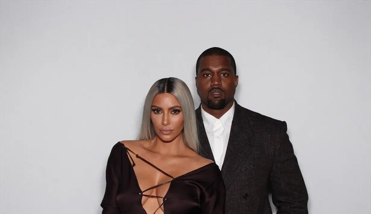 Kim Kardashian pun turut berpose bersama dengan Kanye West di pesta ulang tahun Ellen (Twitter/KimKardashian)