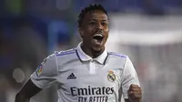 Bek Real Madrid Eder Militao merayakan gol ke gawang Getafe pada laga Liga Spanyol di Coliseum Alfonso P&eacute;rez, Minggu (9/10/2022) dini hari WIB. (AFP/Oscar Del Pozo Canas)