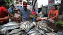Pembeli saat memilih ikan di pasar Kramat jati, Jakarta Timur, Kamis (31/12). Jelang malam tahun baru, warga banyak berburu ikan dan kerang hijau untuk merayakan malam tahun baru. (Liputan6.com/Yoppy Renato)