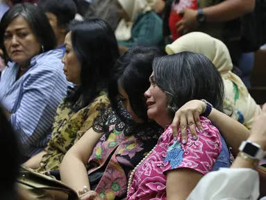 Kerabat mantan Dirut Pertamina Karen Agustiawan mengis saat mengikuti sidang pembacaan tuntutan di Pengadilan Tipikor, Jakarta, Senin(10/6/2019). Karen divonis 8 tahun penjara dan denda Rp 1 miliar subsider 4 bulan penjara atas korupsi investasi blok BMG di Australia. (Liputan6.com/Herman Zakharia)