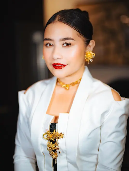 Penampilan super memukau Prilly Latuconsina di red carpet. Rambutnya ditata sleek look, makeup yang clean, dan pulasan lipstik merah. [Foto: Instagram/prillylatuconsina96]