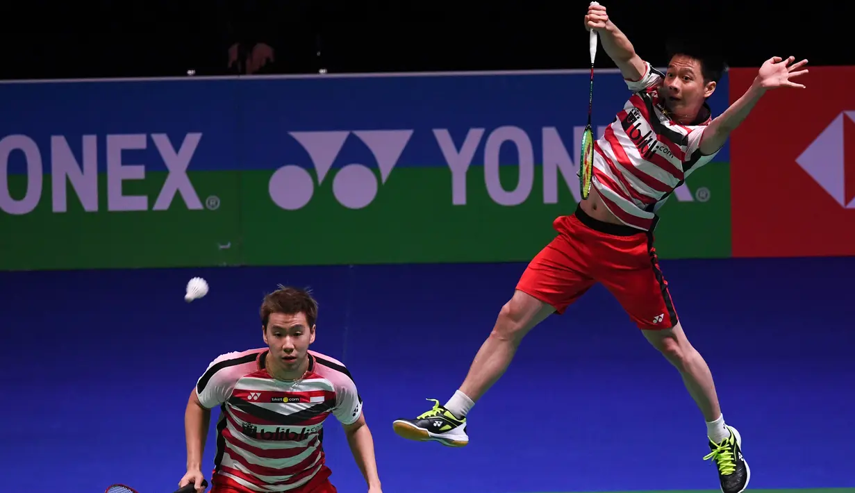 Kevin Sanjaya (kanan) melakukan pukulan saat melawan pebulutangkis Denmark pada final All England di Birmingham, Inggris (18/3). Marcus/Kevin menang dua set langsung 21-18, 21-17. (AFP Photo/Paul Ellis)