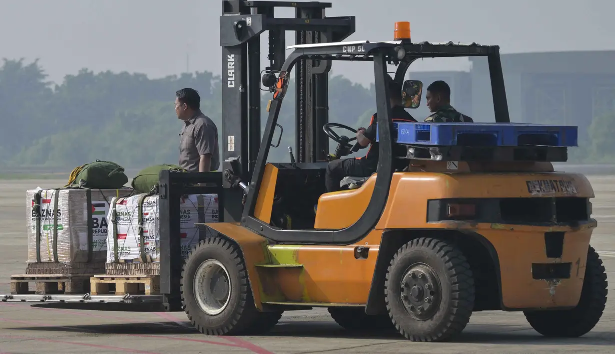 Bantuan logistik yang disiapkan mencapai 800 ton, berupa makanan hingga selimut, yang akan dijatuhkan melalui metode Low Cost Low Altitude (LCLA) airdrop. (BAY ISMOYO/AFP)