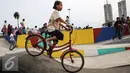 Seorang anak perempuan  bersepeda di Taman Kalijodo, Jakarta, Minggu (15/01). Sejak skate park dan lintasan sepeda BMX dibuka untuk umum, taman tersebut tidak pernah sepi pengunjung. (Liputan6.com/Fery Pradolo)