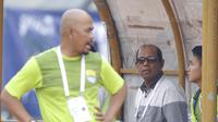 Pelatih Persib, Emral Abus, mengamati anak asuhnya saat melawan Bali United pada laga Liga 1 Indonesia di Stadion Si Jalak Harupat, Bandung, Kamis, (21/9/2017). Kedua klub bermain imbang 0-0. (Bola.com/M Iqbal Ichsan)