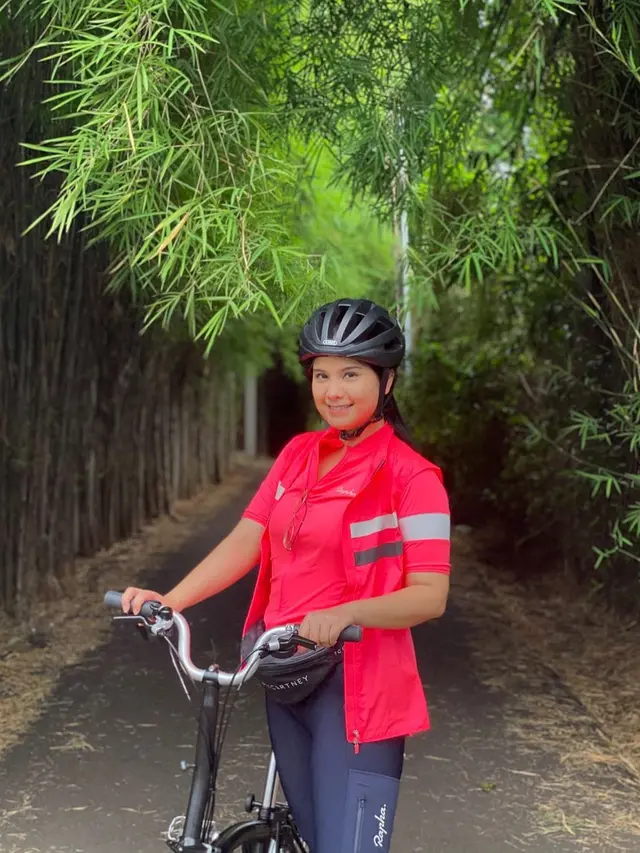 7 Gaya Annisa Pohan saat Bersepeda, Tetap Kece
