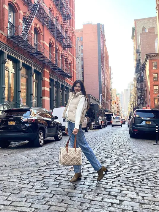 Sementara Mikha memakai vest puffer dengan atasan lengan panjang. Serta celana jeans dan boots. [@miktambayong]