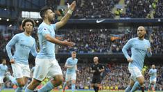 Striker Manchester City, Sergio Aguero, merayakan gol yang dicetaknya kw gawang Burnley pada laga Premier League di Stadion Etihad, Manchester, Sabtu (21/10/2017). City menang 3-0 atas Burnley. (AP/Rui Vieira)