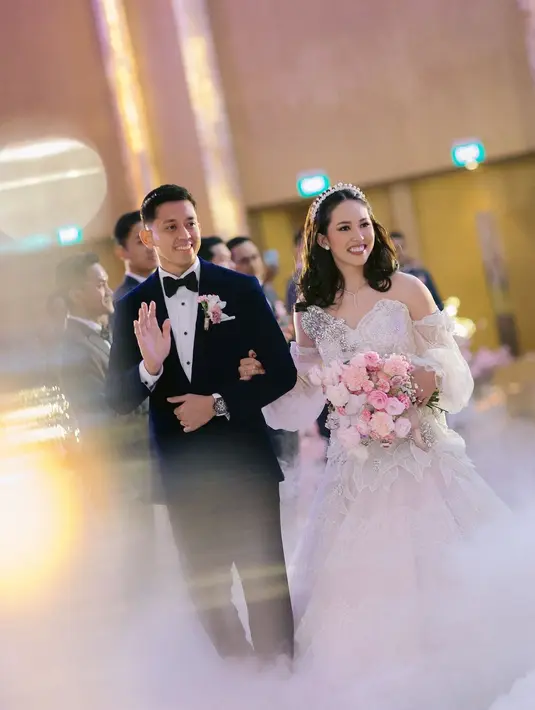 Sebagai pelengkap, Ribka juga mengenakan perhiasan berlian dari Jewellery Anda. Perhiasan ini memberikan sentuhan elegan dan eksklusif pada penampilannya di hari bahagianya. [@ribkasugiarto].