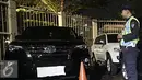 Seorang petugas saat mengecek sebuah mobil asal Jepang hasil OTT di KPK, Jakarta, Rabu (14/12) KPK berhasil mencokok oknum pejabat Badan Keamanan Kelautan (Bakamla). (Liputan6.com/helmi Afandi)