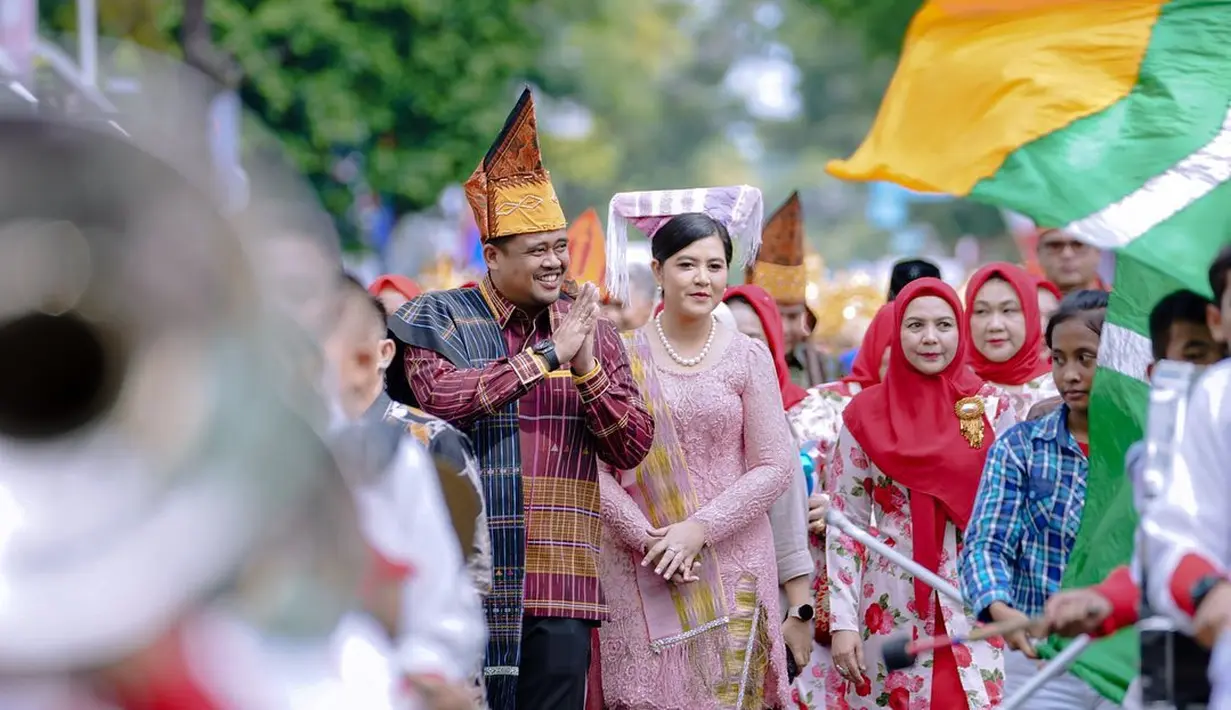 Totalitas, penampilan Kahiyang Ayu dan Bobby pakai baju adat saat tampil di acara publik. Mana penampilan Kahiyang Ayu yang paling menawan menurutmu, Sahabat FIMELA?  [Foto: Instagram/bobbynst]