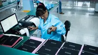 Teknisi wanita mendata tablet PC berteknologi Haier China di sebuah pabrik Industri Informatika, Komunikasi dan Elektronika Kuba (Gedeme) di Havana, Kuba (15/5). (AFP Photo/Adalberto Roque)