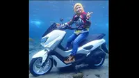 Yamaha NMax jadi salah satu objek untuk berfoto di wisata air Umbul Ponggok, Klaten, Jawa Tengah. (Instagram @agoez_bandz)