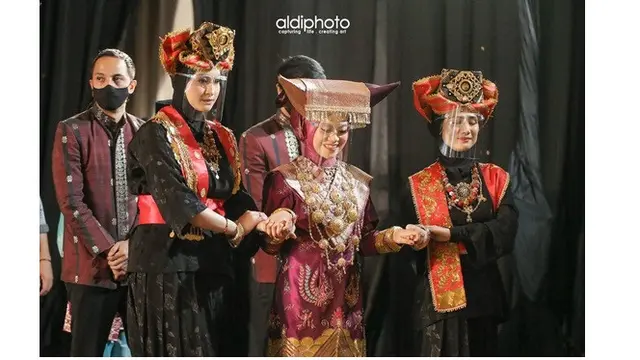8 Potret Rizky Billar dan Lesty Kejora saat Gelar Malam Bainai, Curi Perhatian