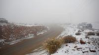 Gunung Jabal Al-Lawz di wilayah Tabuk, Arab Saudi, turun salju untuk ketiga kalinya musim ini. (Sumber: Twitter/SaudiWire)